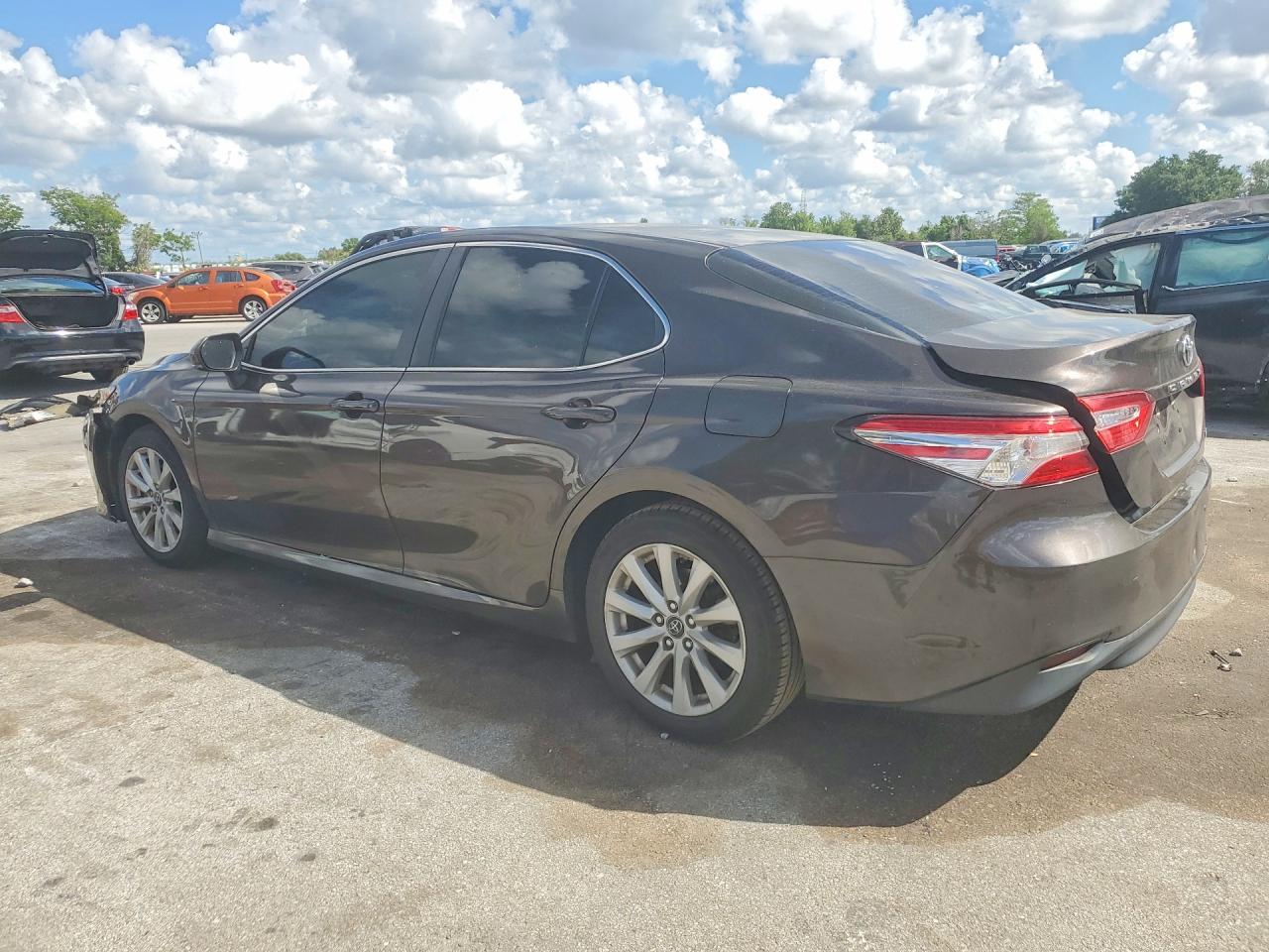 2018 TOYOTA CAMRY LE photo 3