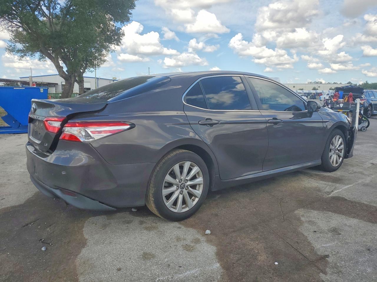 2018 TOYOTA CAMRY LE photo 5