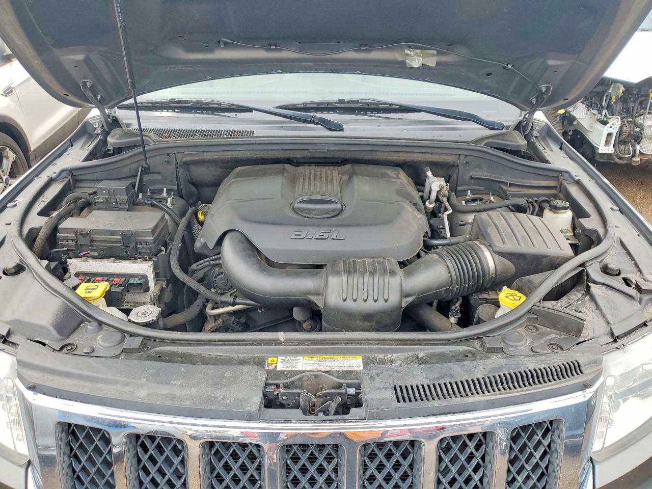 2011 JEEP GRAND CHEROKEE OVERLAND photo 31
