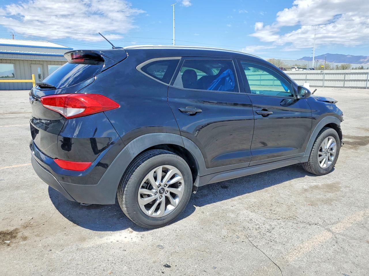 2016 HYUNDAI TUCSON SE photo 3