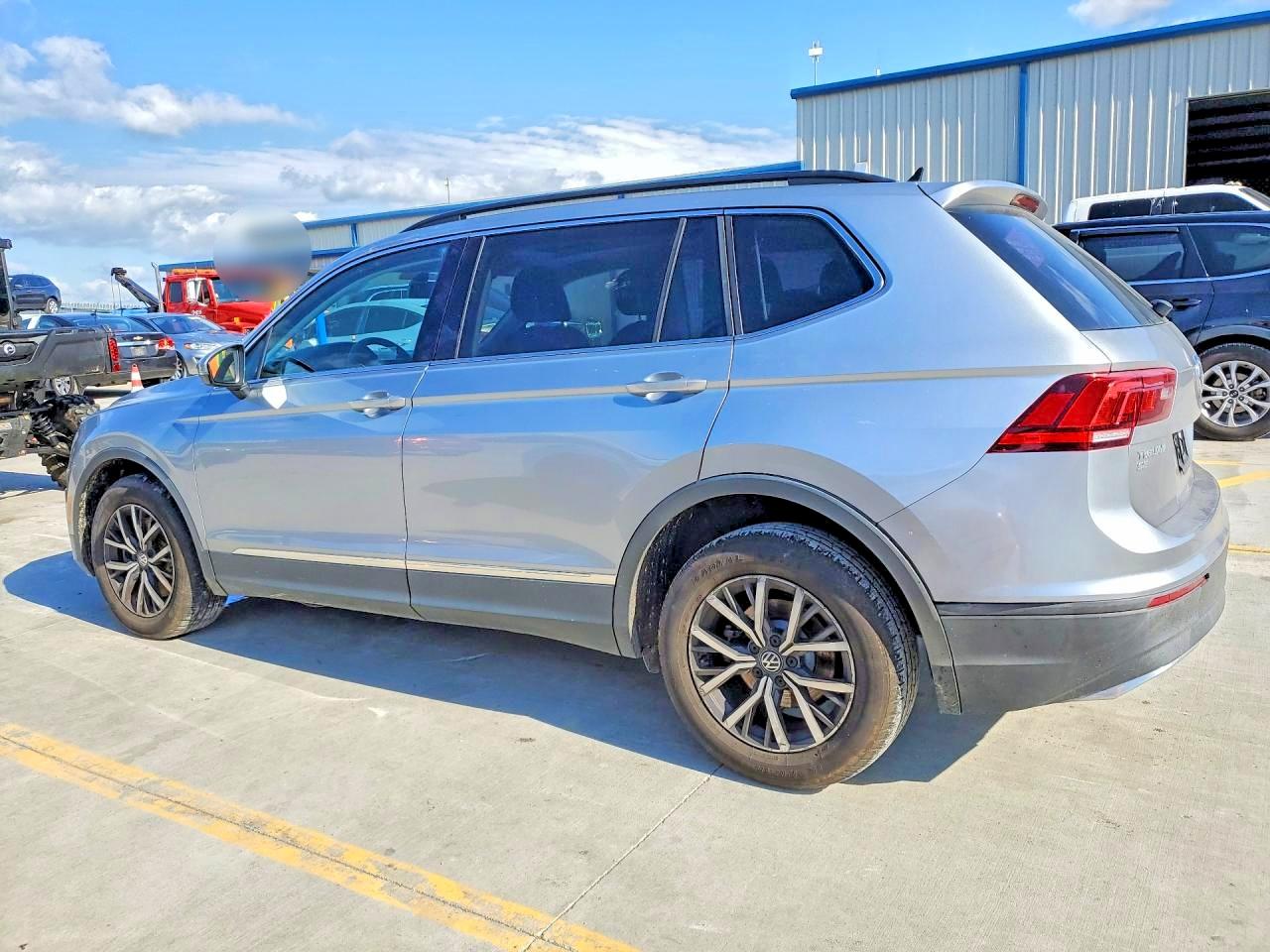 2020 VOLKSWAGEN TIGUAN SE photo 2