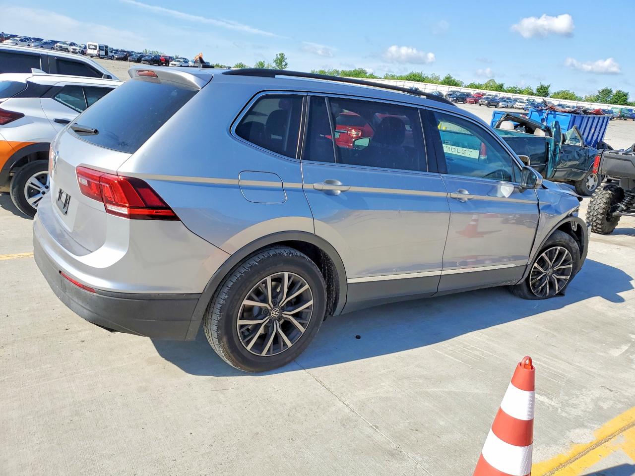 2020 VOLKSWAGEN TIGUAN SE photo 3