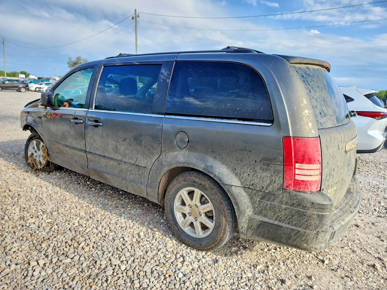 2010 CHRYSLER TOWN & COUNTRY LX photo 3