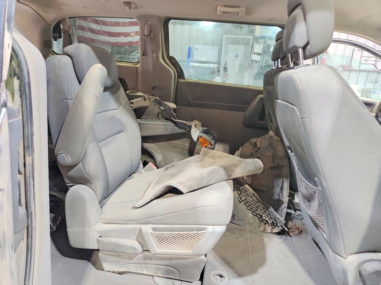 2010 CHRYSLER TOWN & COUNTRY LX photo 21