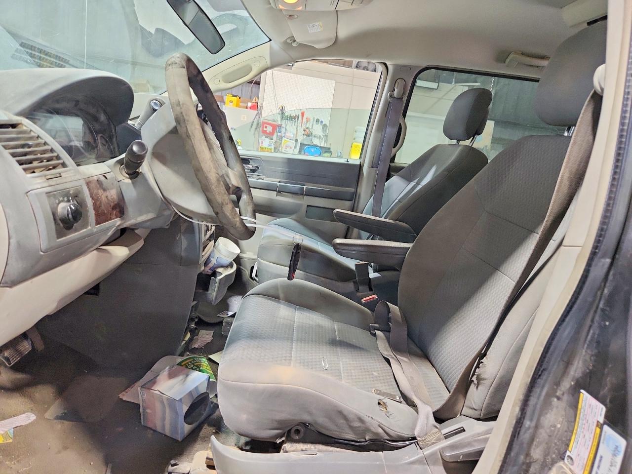 2010 CHRYSLER TOWN & COUNTRY LX photo 13