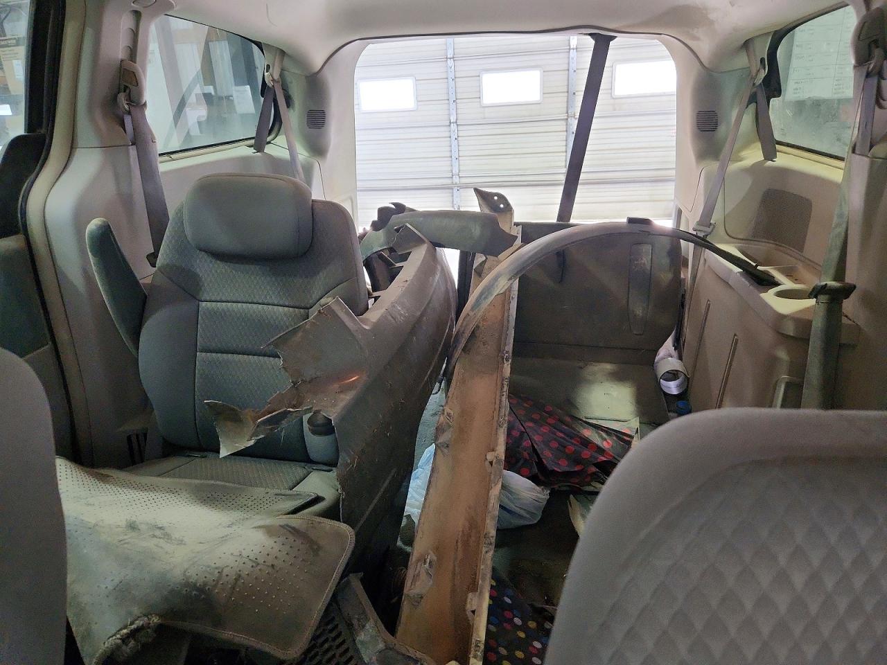 2010 CHRYSLER TOWN & COUNTRY LX photo 19