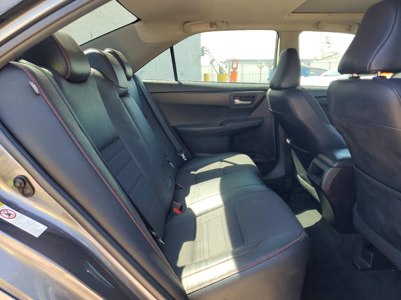 2016 TOYOTA CAMRY SE photo 19