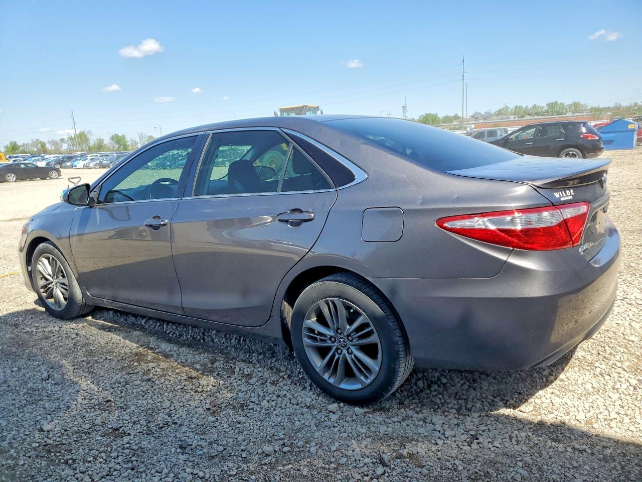 2016 TOYOTA CAMRY SE photo 3