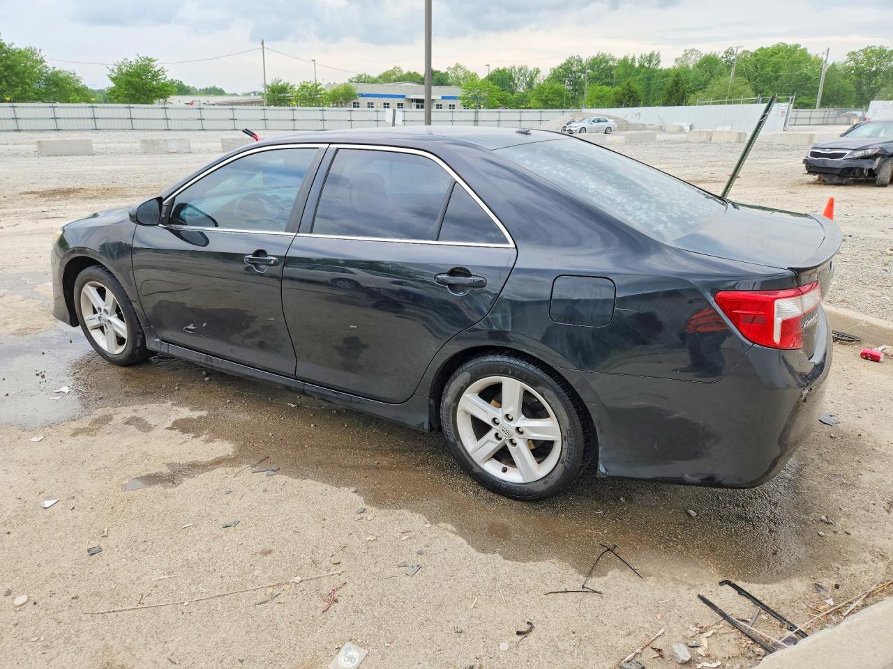 2013 TOYOTA CAMRY SE photo 2