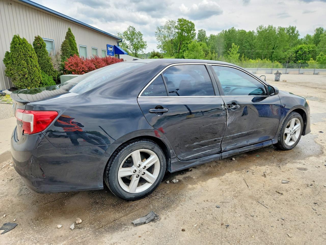 2013 TOYOTA CAMRY SE photo 3