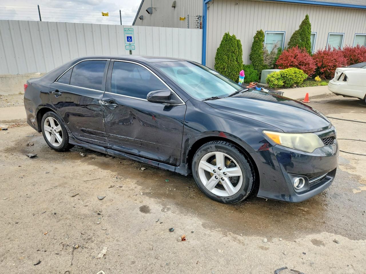 2013 TOYOTA CAMRY SE photo 4