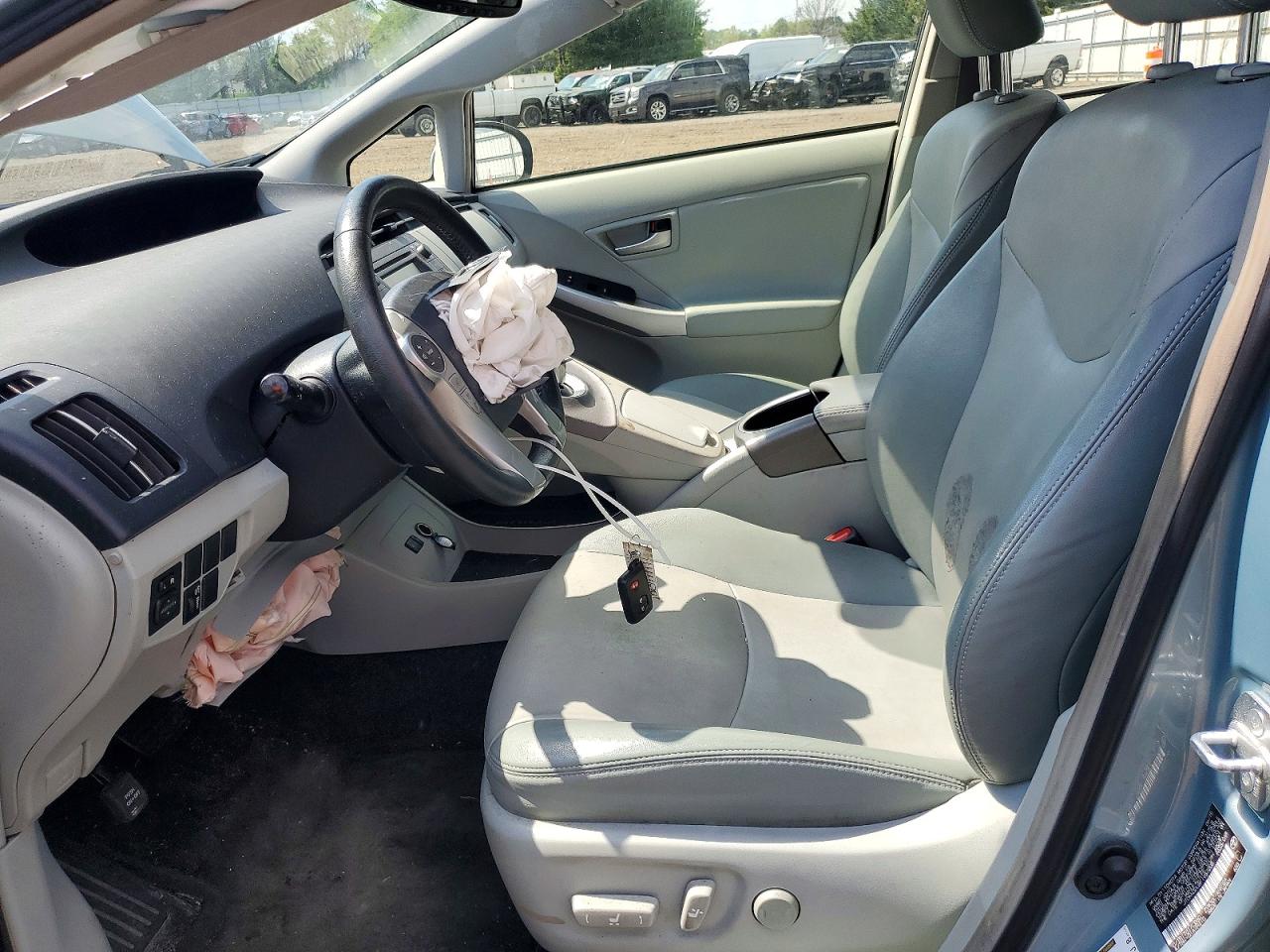 2015 TOYOTA PRIUS FOUR photo 13