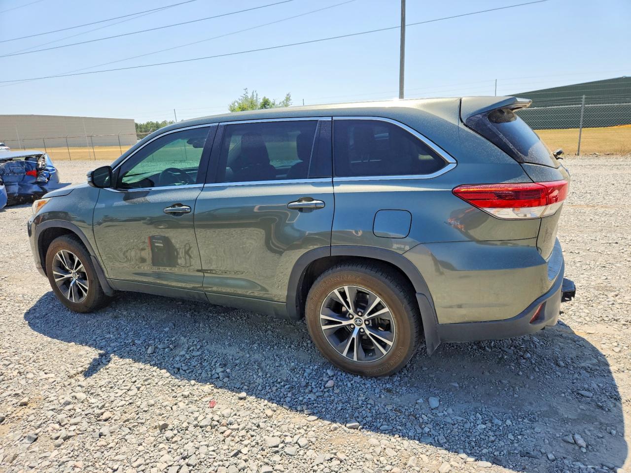 2017 TOYOTA HIGHLANDER LE photo 3