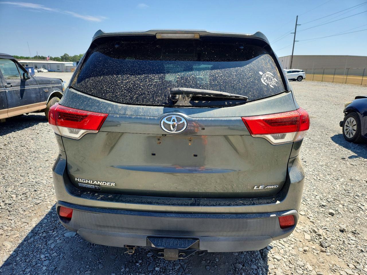 2017 TOYOTA HIGHLANDER LE photo 11