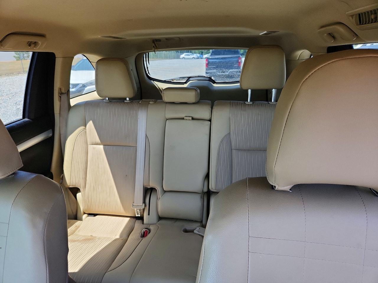 2017 TOYOTA HIGHLANDER LE photo 19