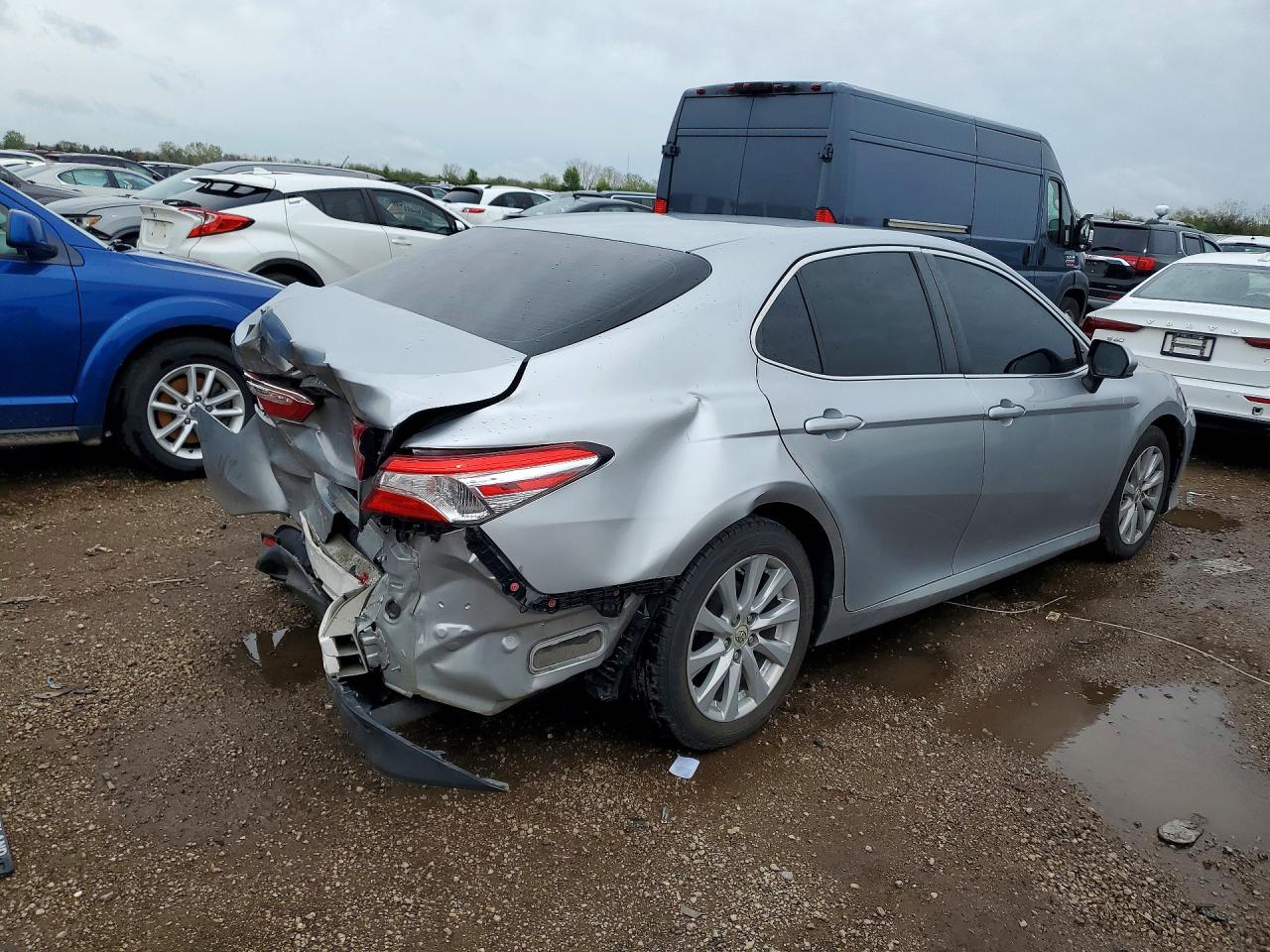 2018 TOYOTA CAMRY LE photo 5
