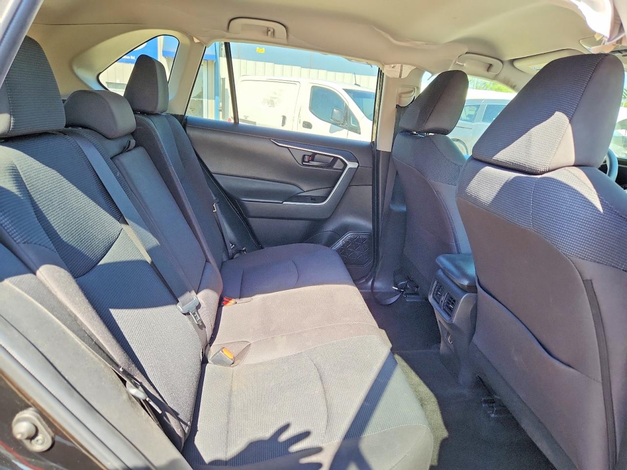 2022 TOYOTA RAV4 LE photo 31