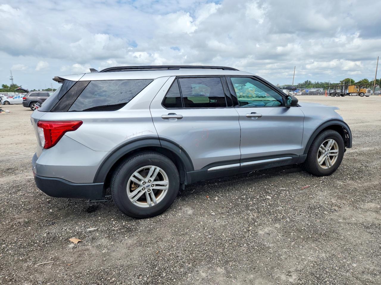 2021 FORD EXPLORER XLT photo 3