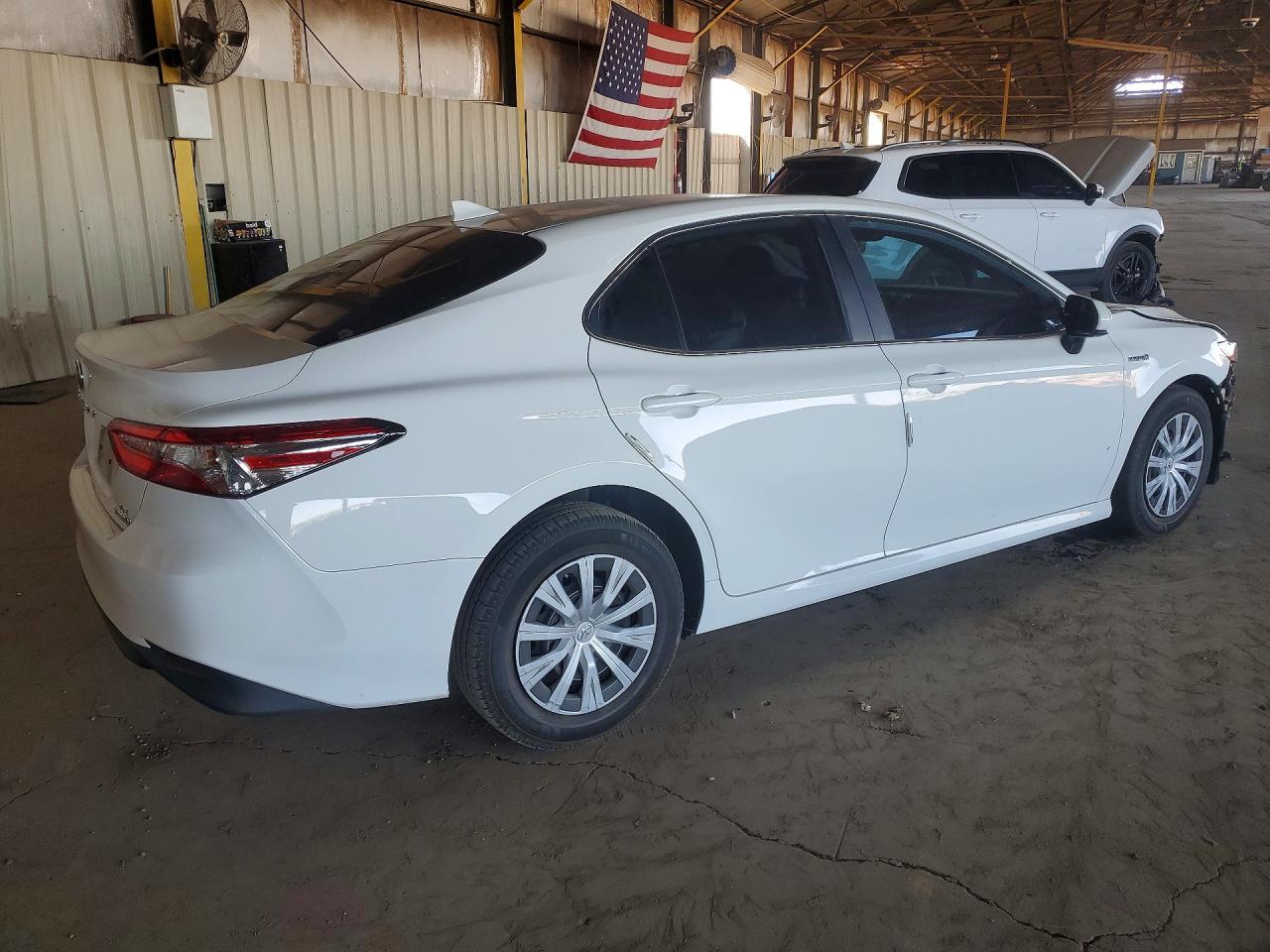 2020 TOYOTA CAMRY LE photo 3