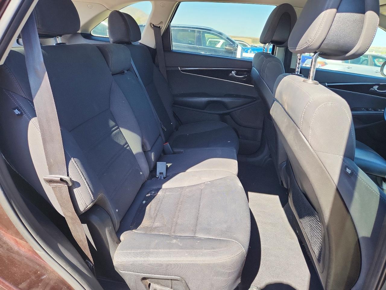 2016 KIA SORENTO LX photo 28