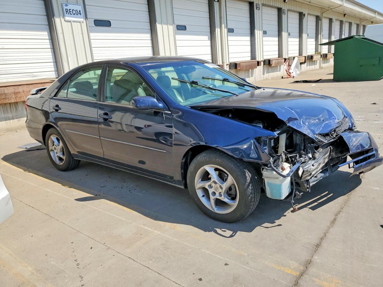 2004 TOYOTA CAMRY XLE photo 7