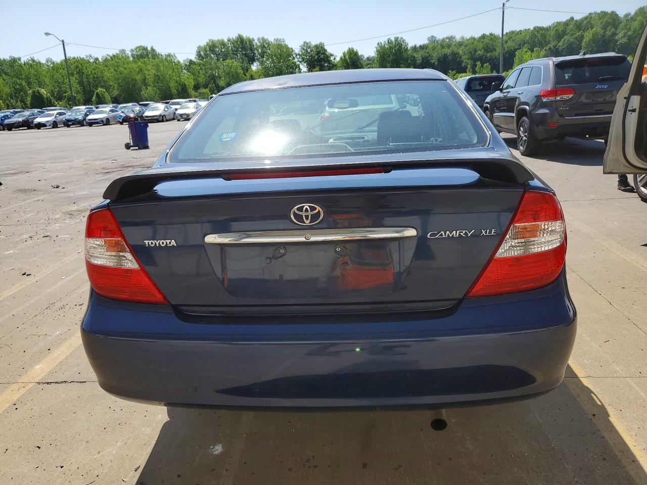 2004 TOYOTA CAMRY XLE photo 11