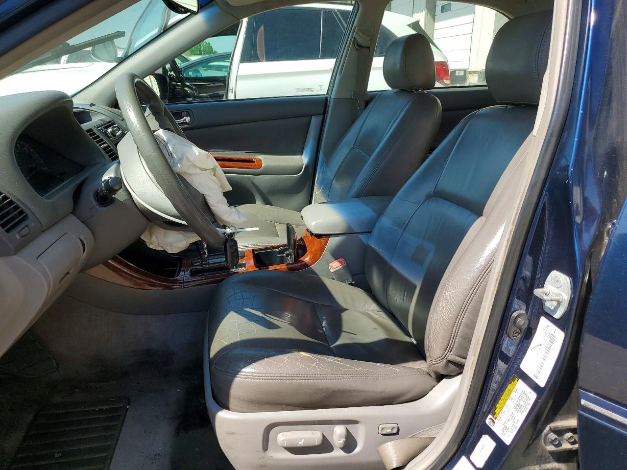2004 TOYOTA CAMRY XLE photo 13