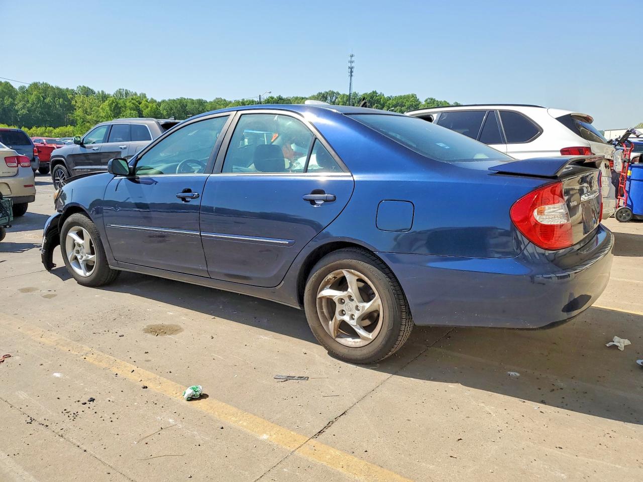 2004 TOYOTA CAMRY XLE photo 3