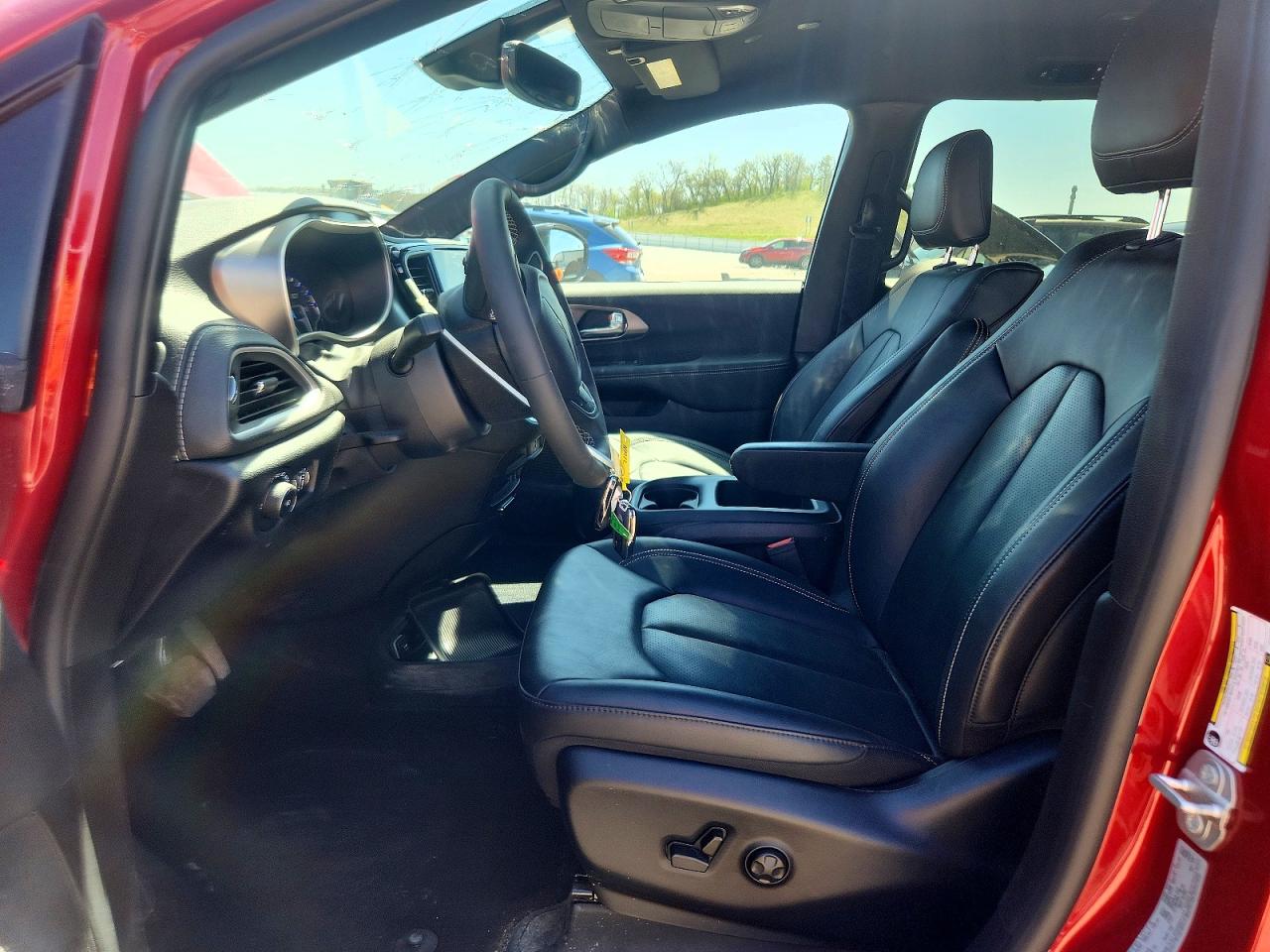 2026 CHRYSLER PACIFICA SELECT photo 7