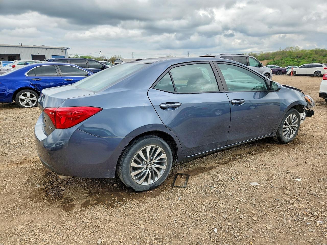 2018 TOYOTA COROLLA XLE photo 3