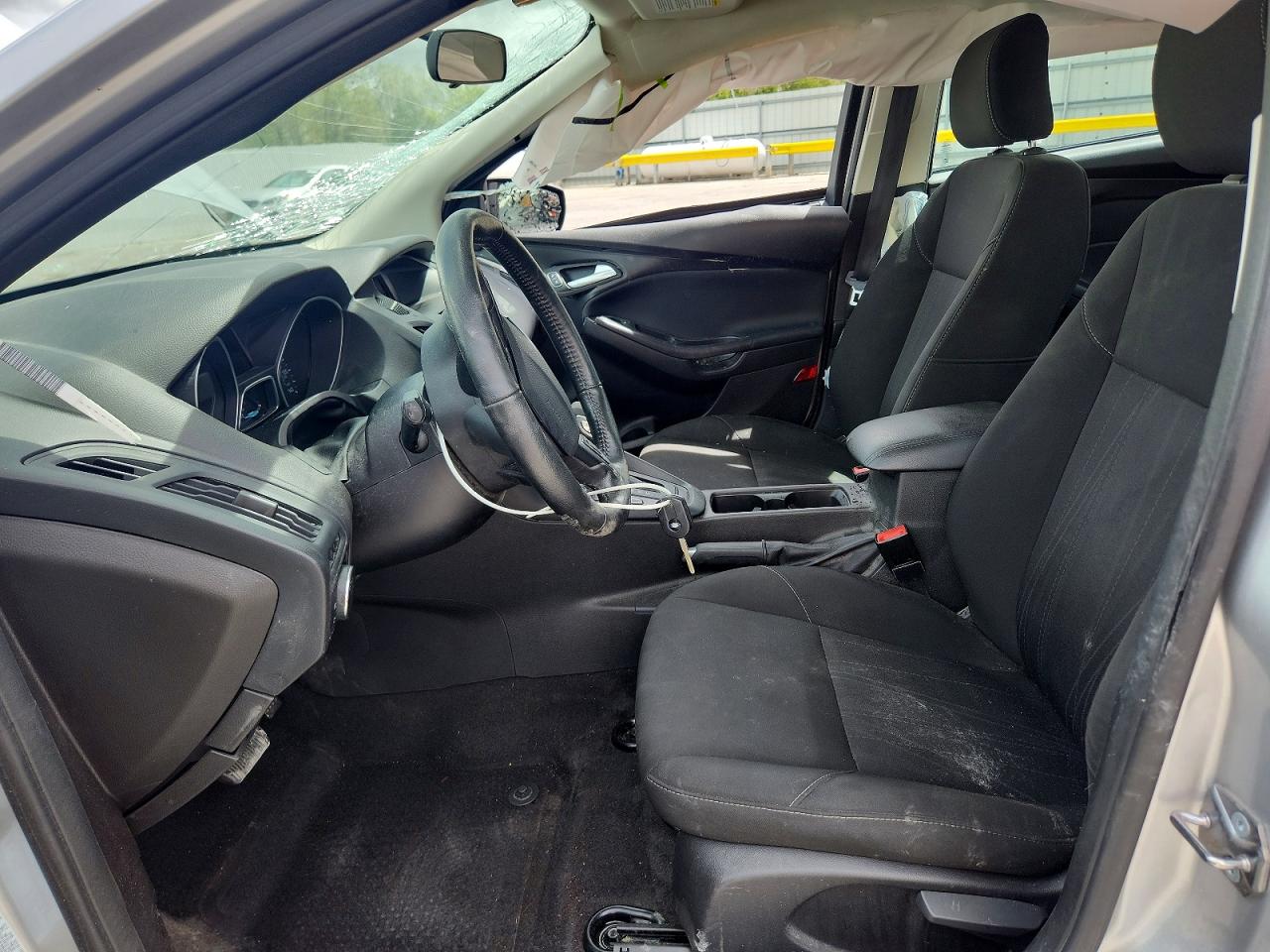 2017 FORD FOCUS SE photo 13