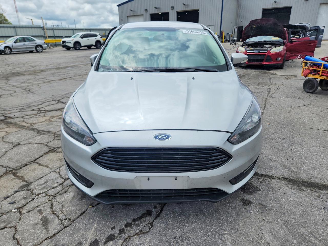 2017 FORD FOCUS SE photo 9