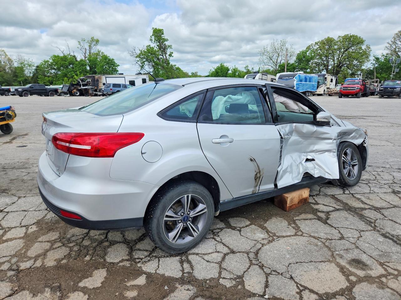 2017 FORD FOCUS SE photo 5