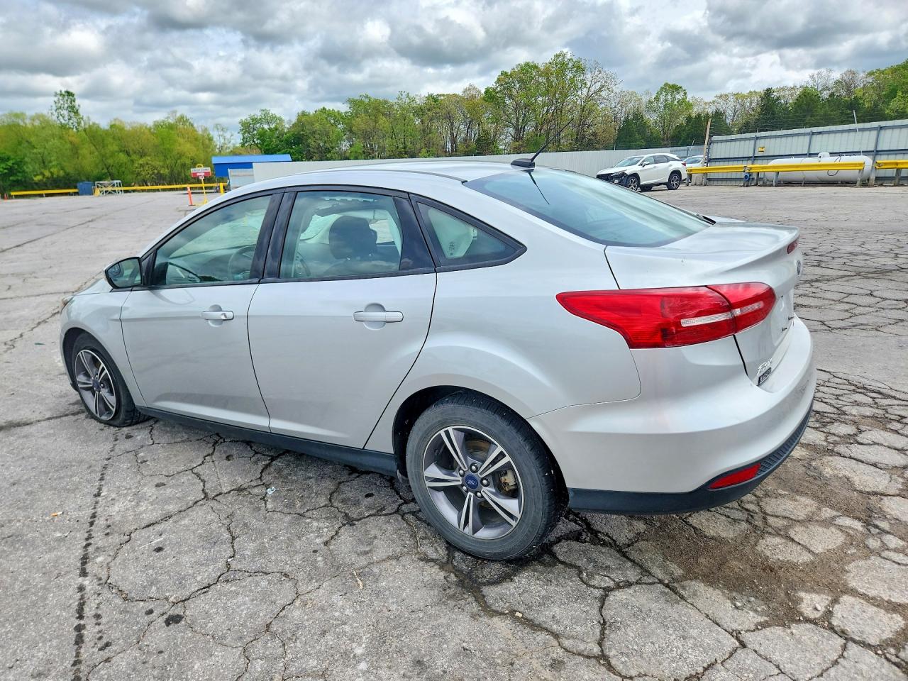 2017 FORD FOCUS SE photo 3