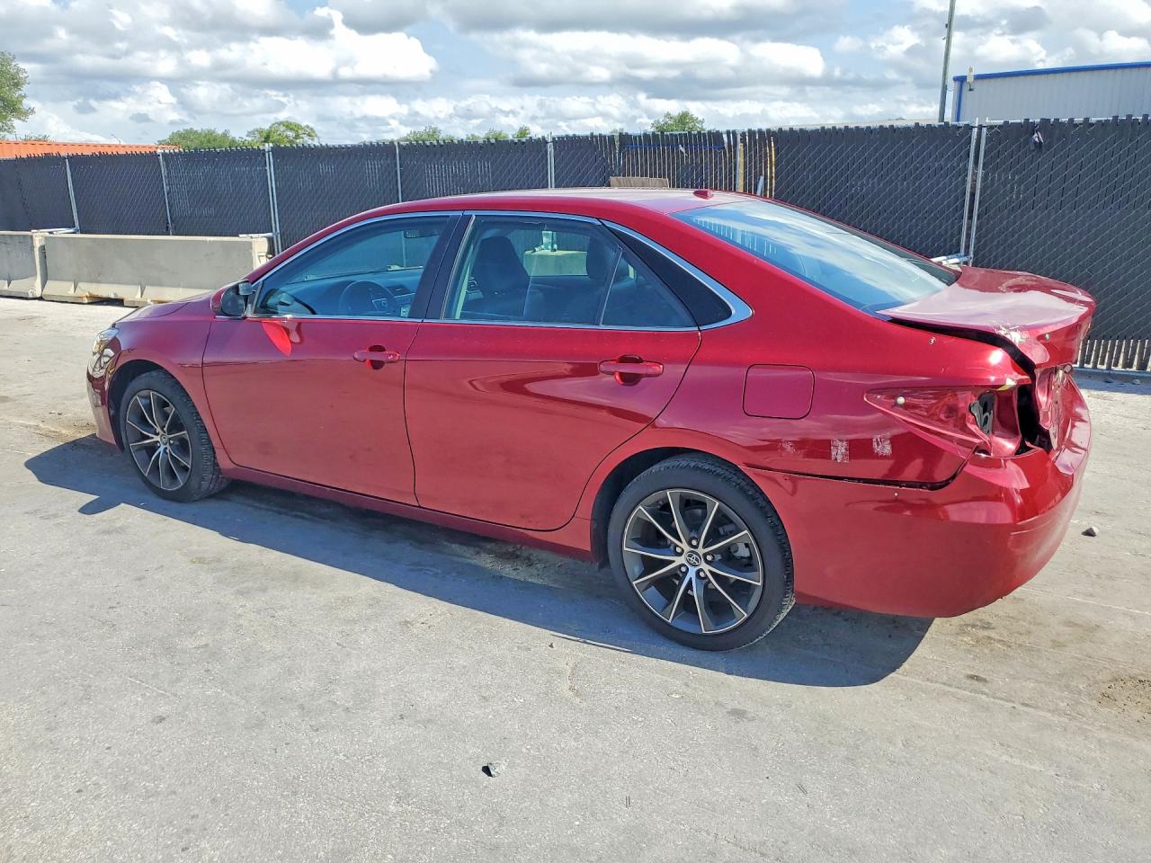 2015 TOYOTA CAMRY XSE photo 3