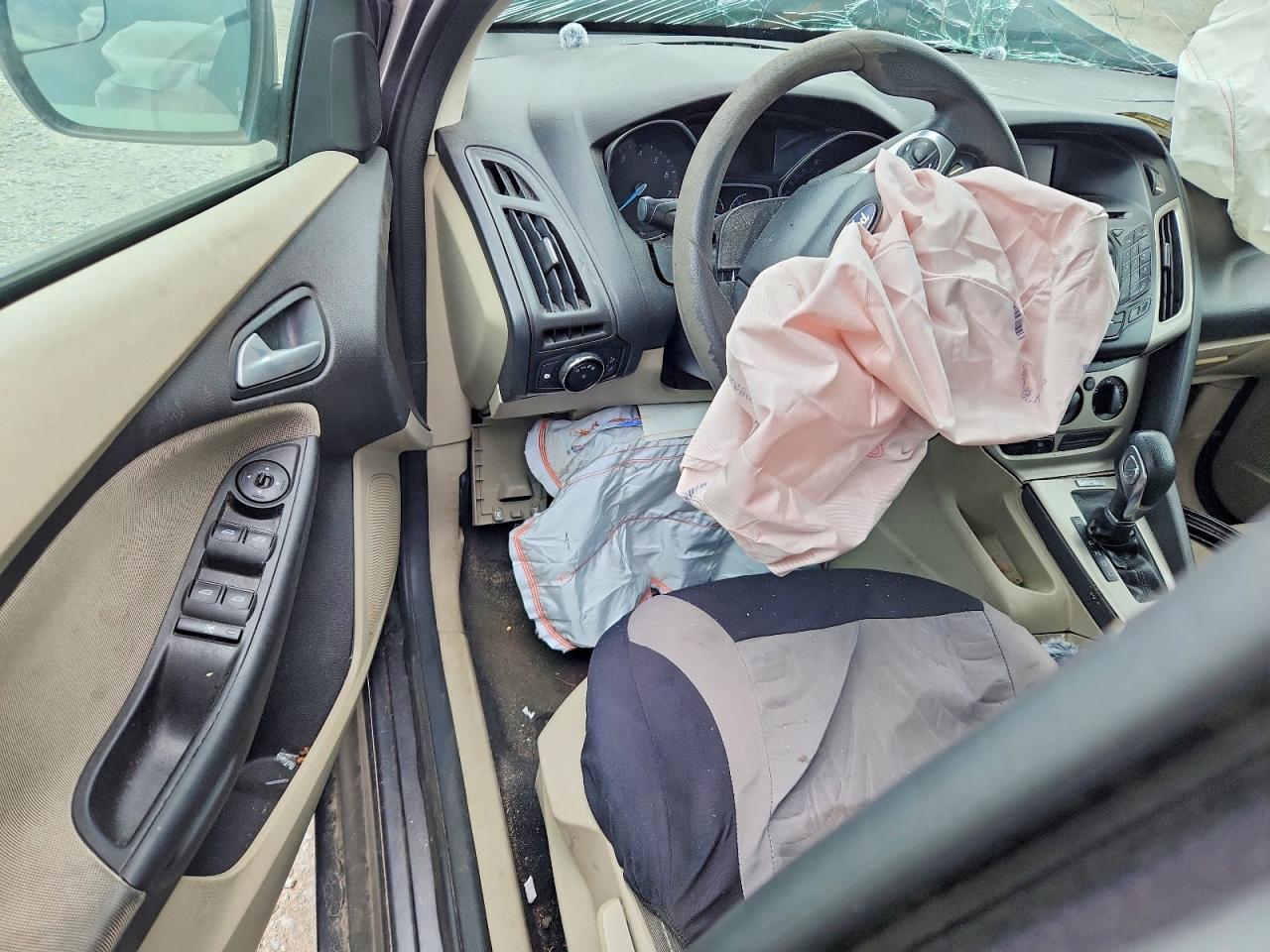2014 FORD FOCUS SE photo 15