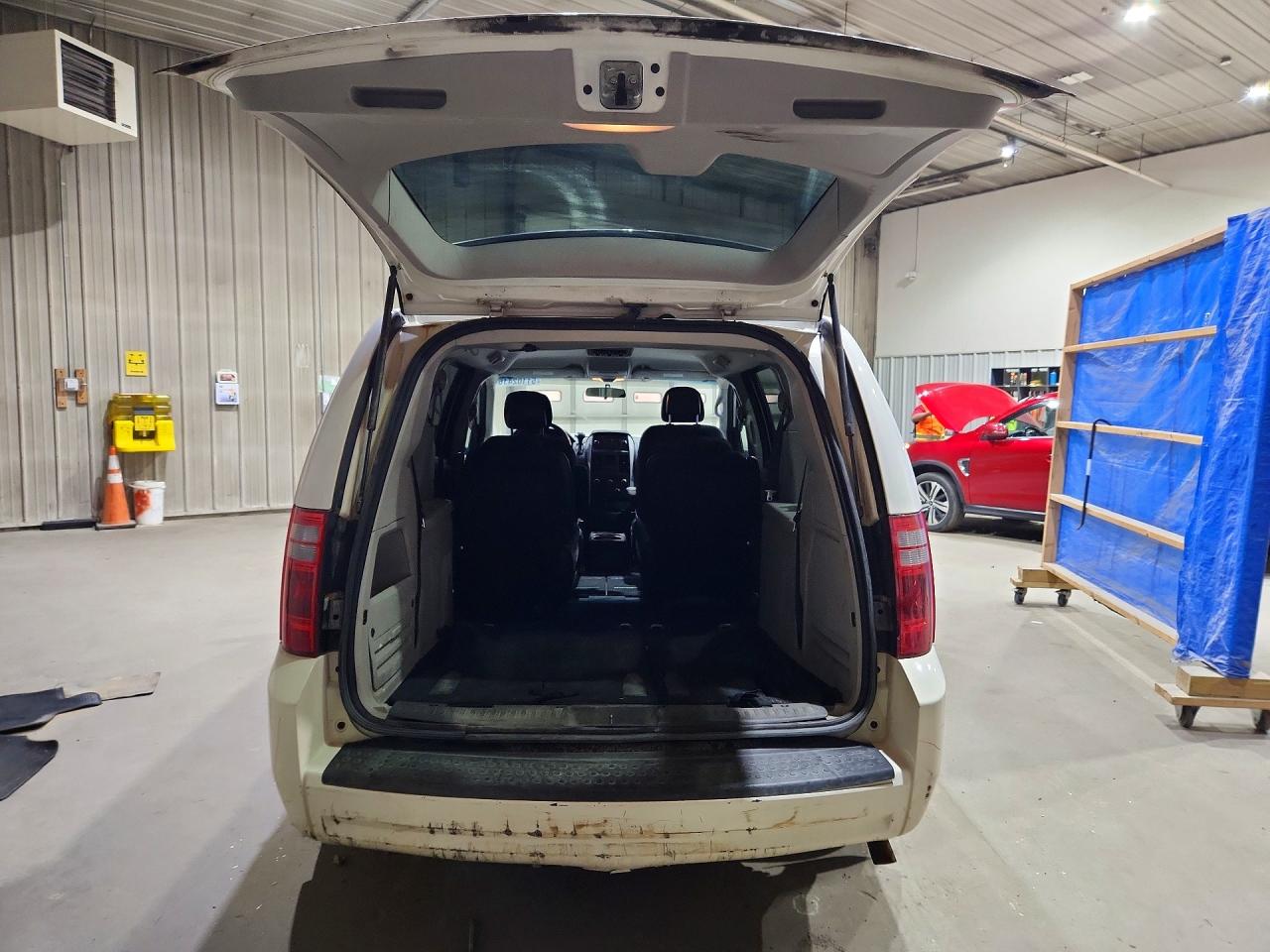 2010 DODGE GRAND CARAVAN SE photo 11