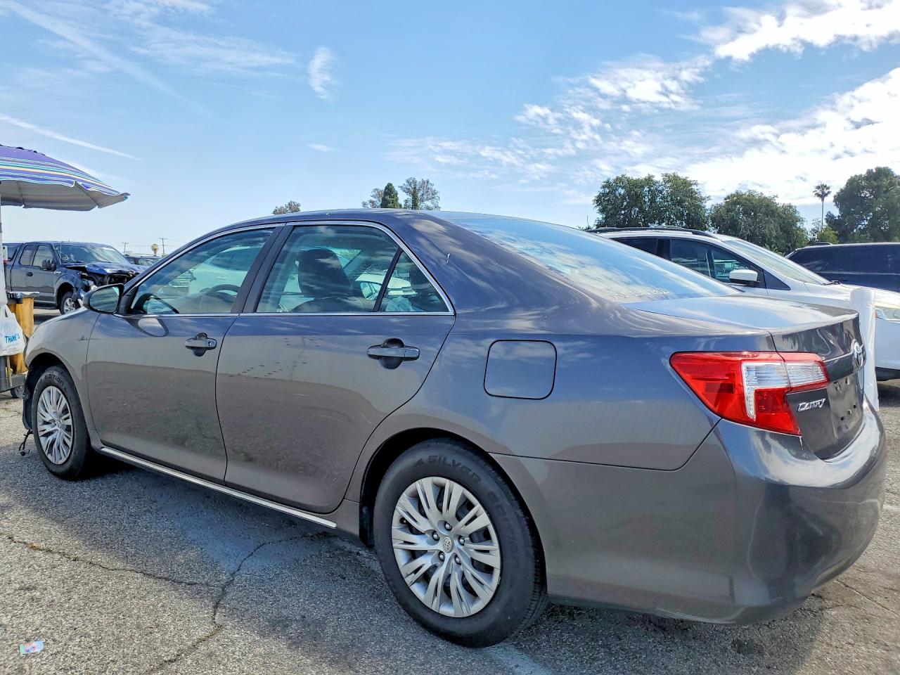 2014 TOYOTA CAMRY LE photo 3