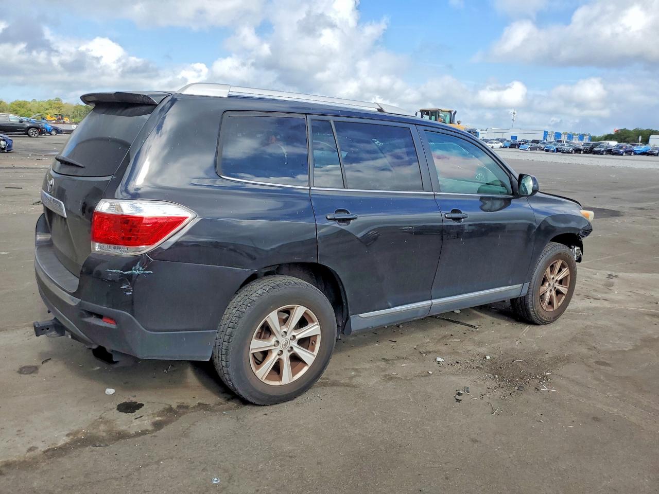2013 TOYOTA HIGHLANDER BASE photo 3