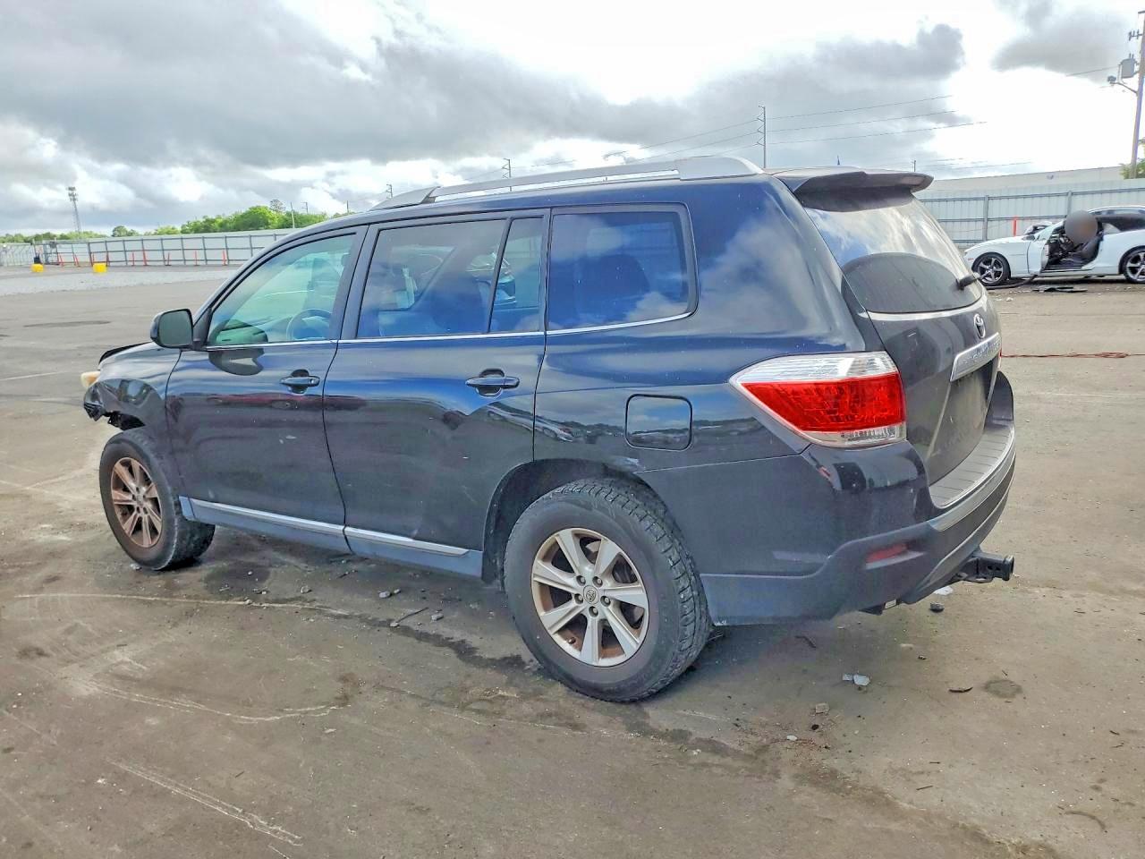 2013 TOYOTA HIGHLANDER BASE photo 2