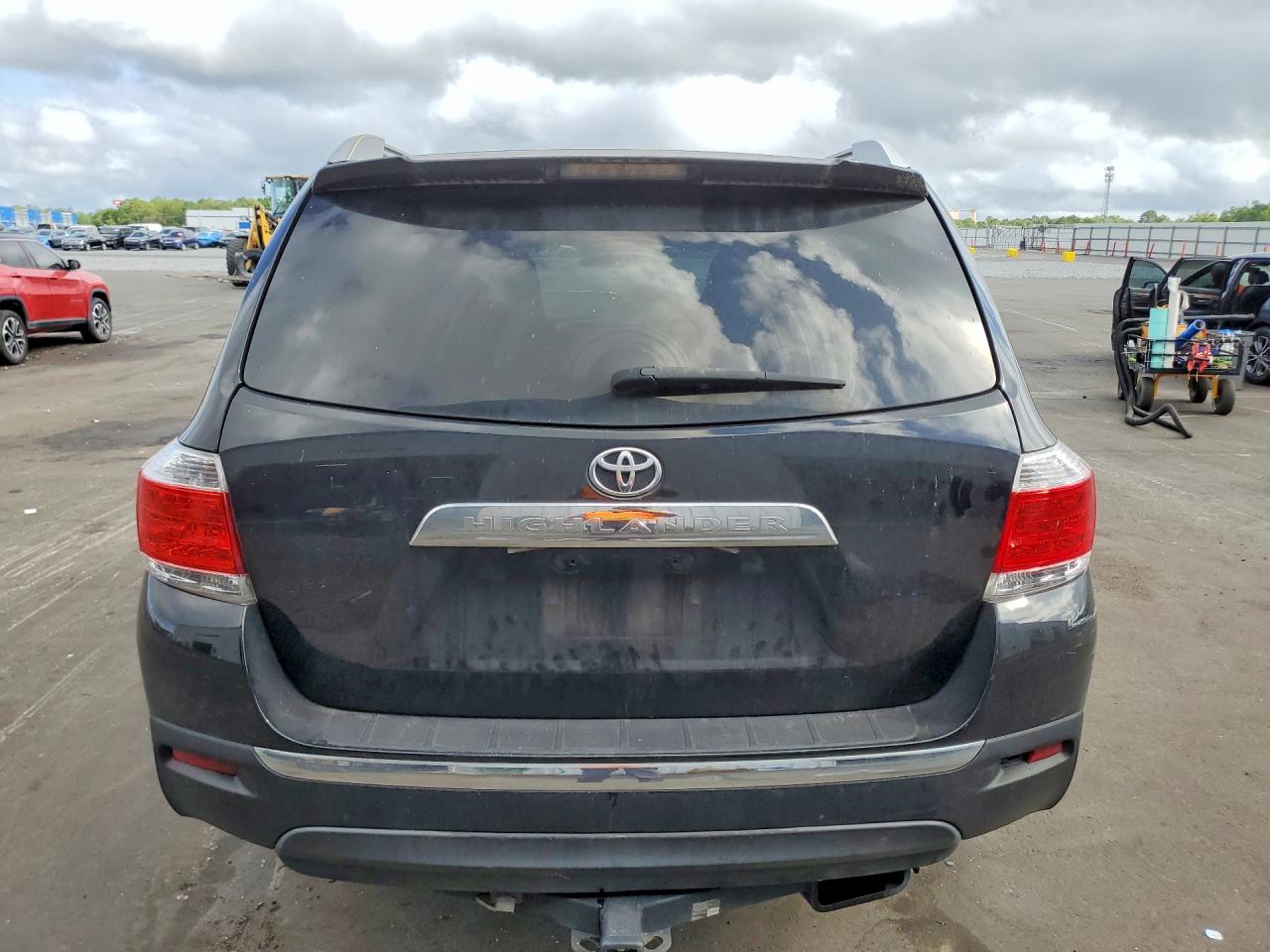 2013 TOYOTA HIGHLANDER BASE photo 6