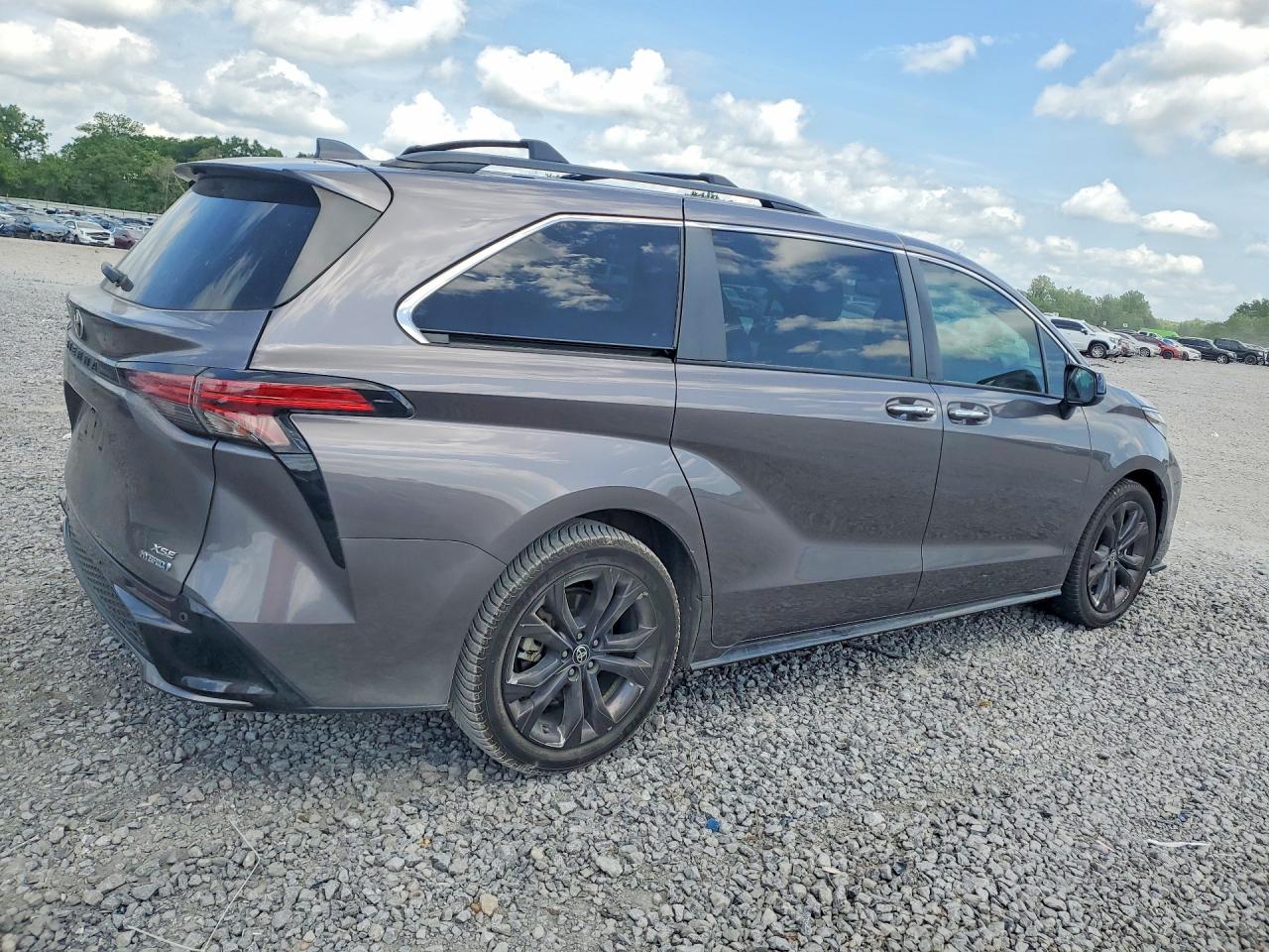 2022 TOYOTA SIENNA XSE photo 3