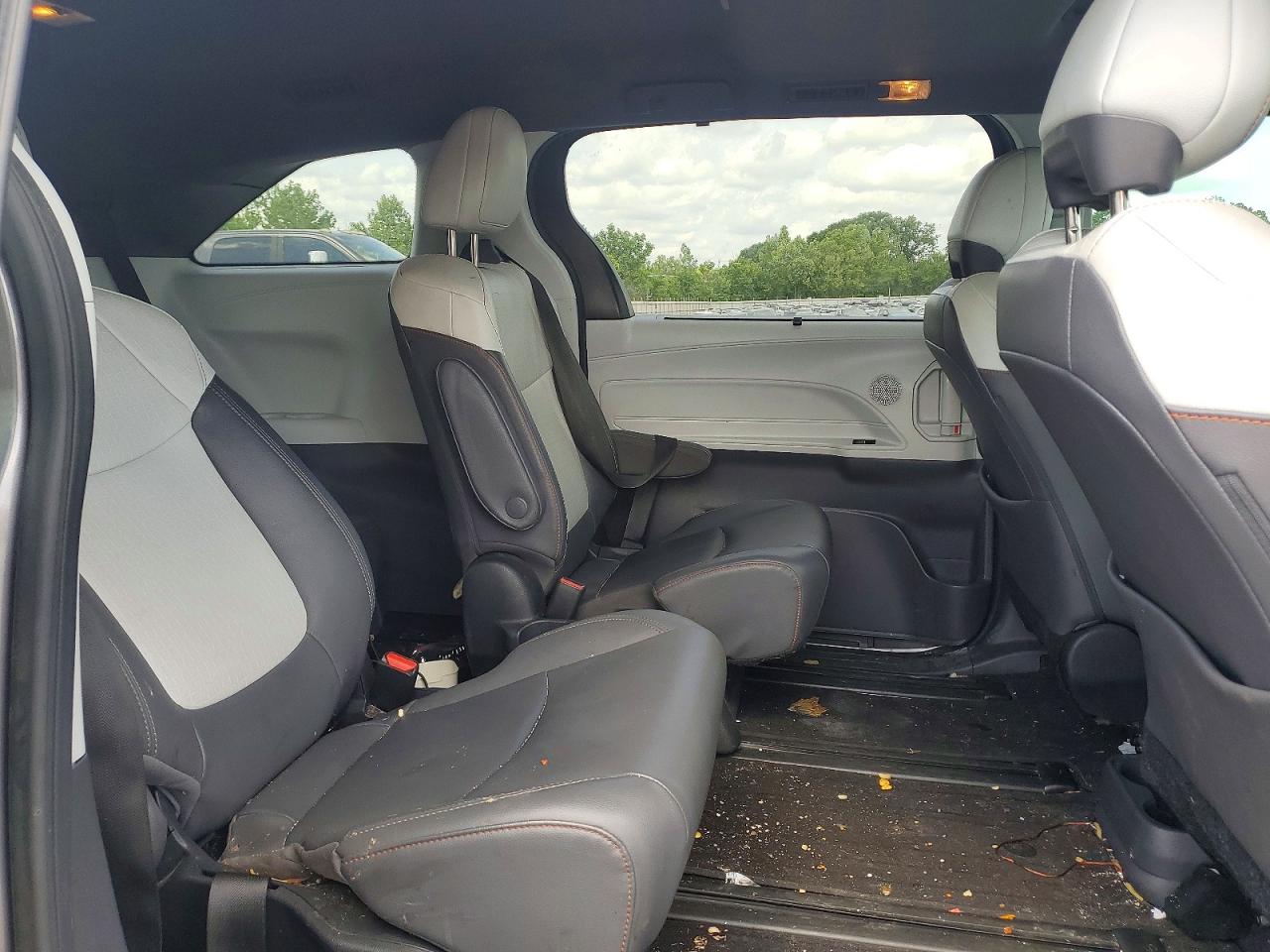 2022 TOYOTA SIENNA XSE photo 11