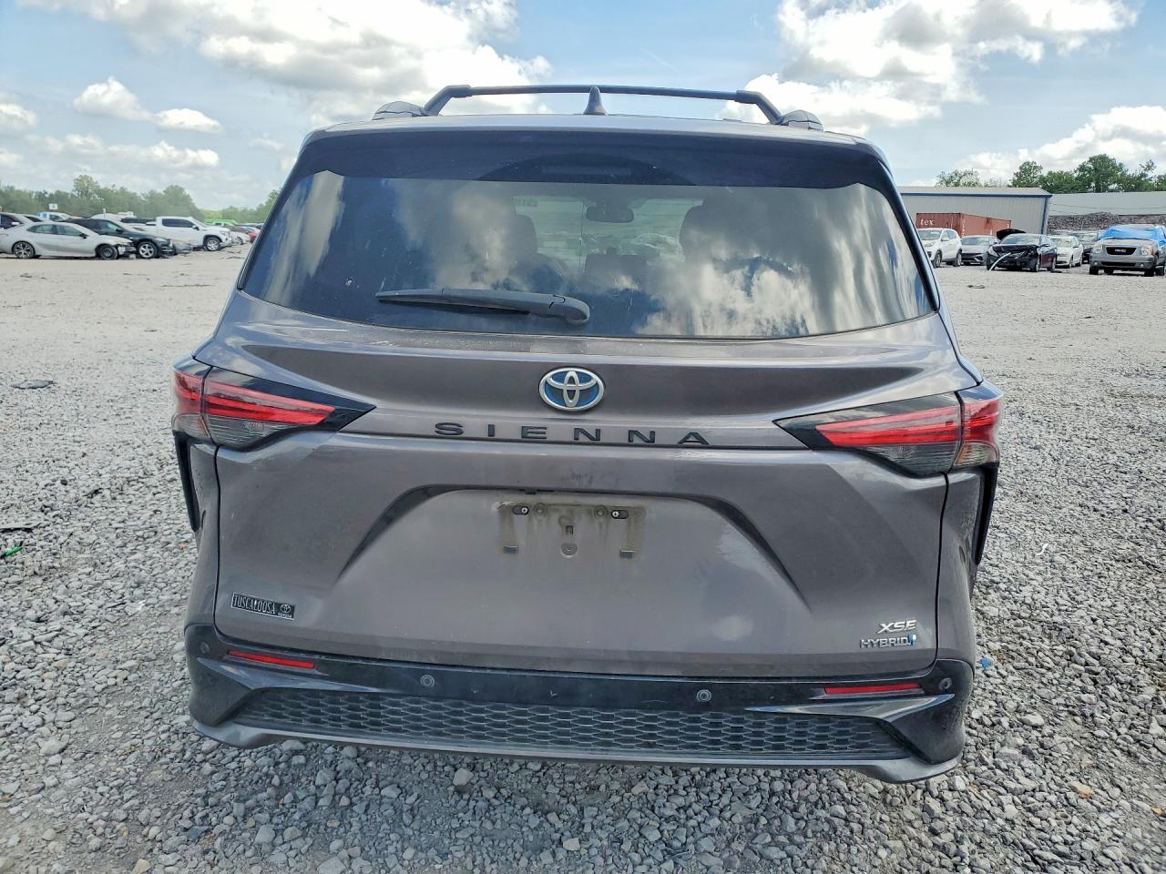 2022 TOYOTA SIENNA XSE photo 6