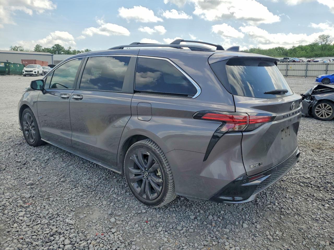 2022 TOYOTA SIENNA XSE photo 2