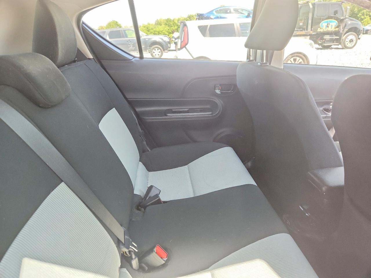 2015 TOYOTA PRIUS C TWO photo 10