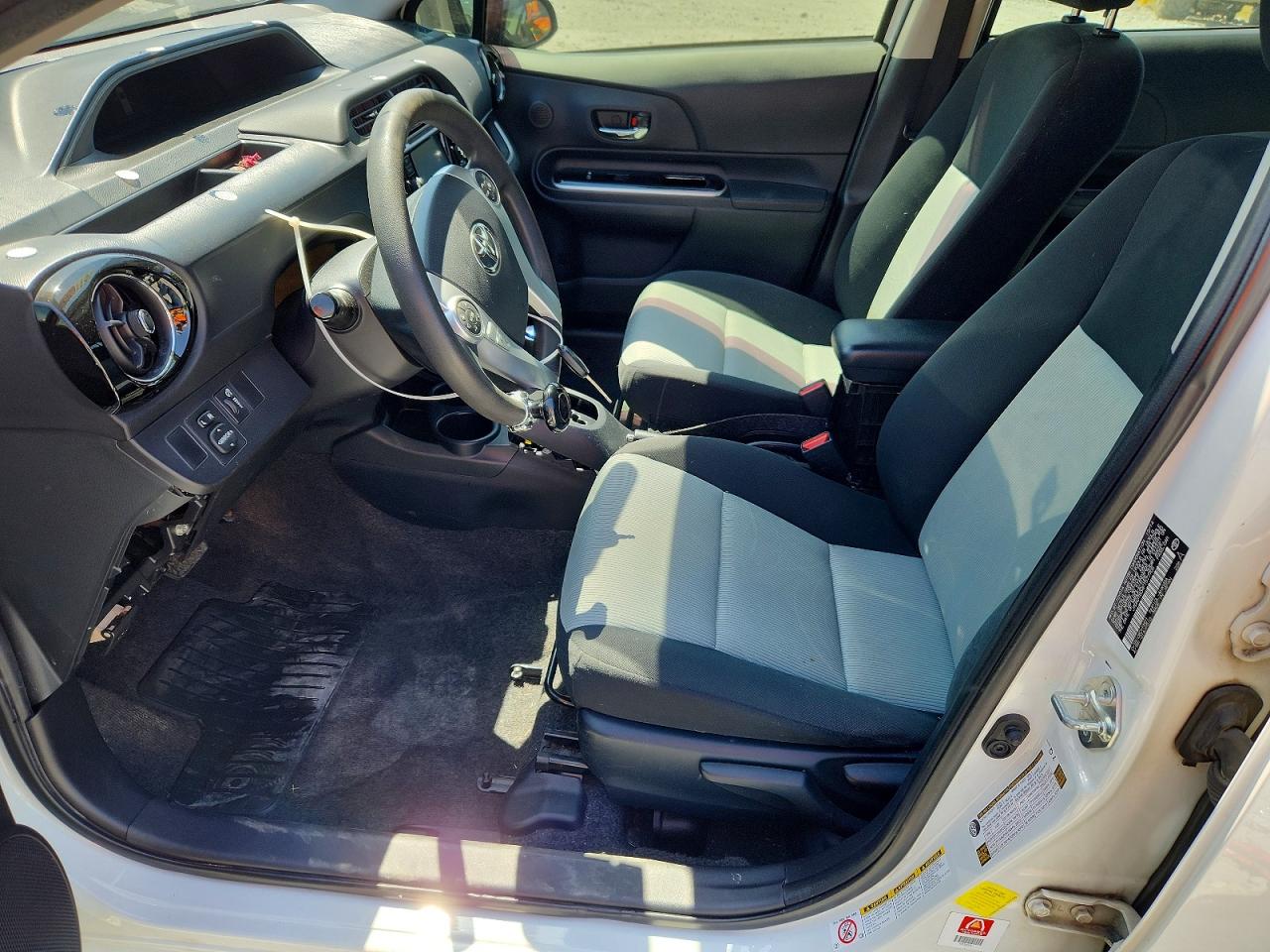 2015 TOYOTA PRIUS C TWO photo 7