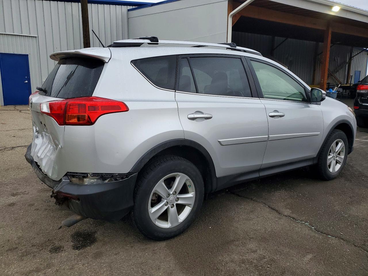 2013 TOYOTA RAV4 XLE photo 3