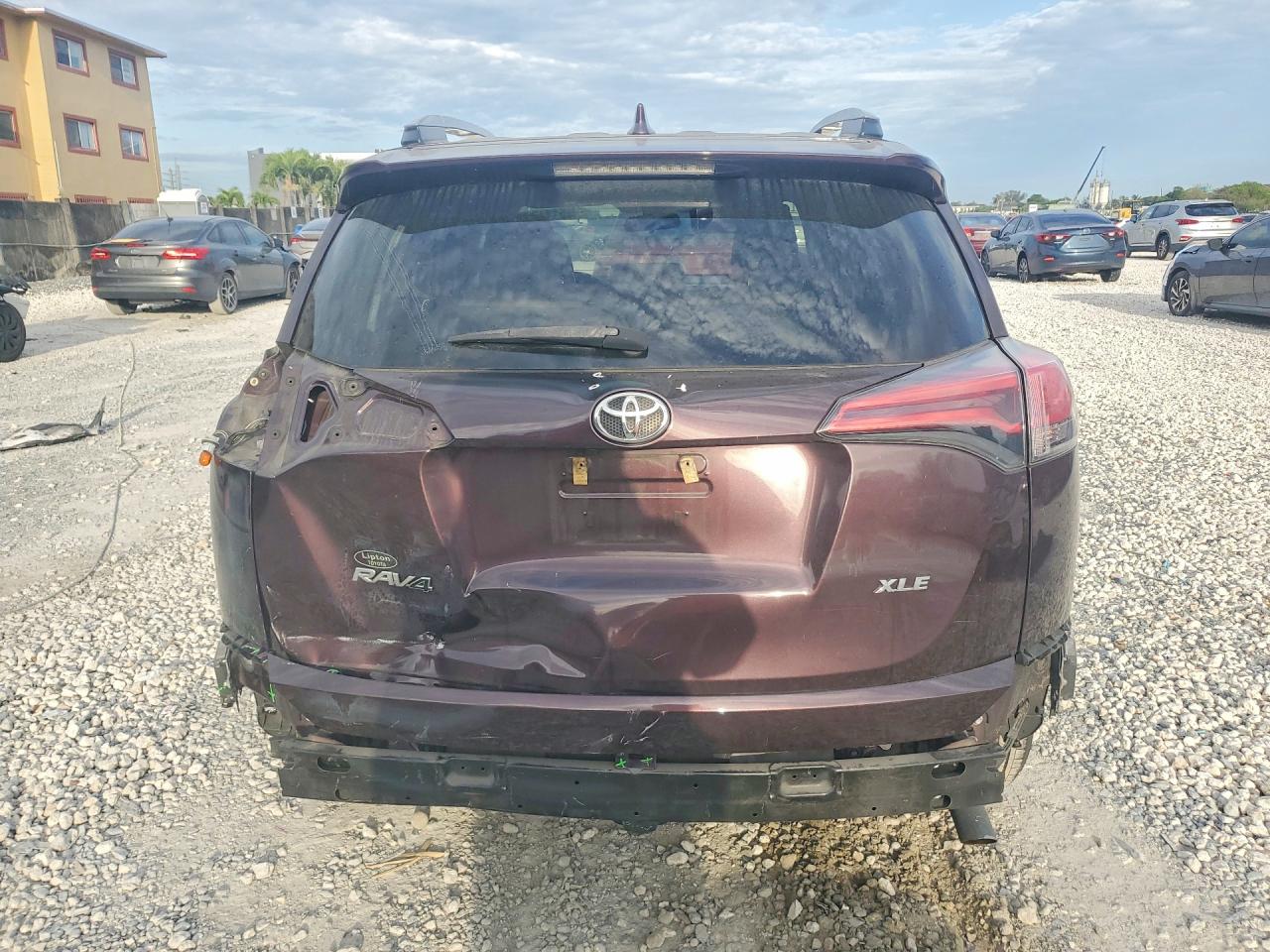2018 TOYOTA RAV4 XLE photo 11