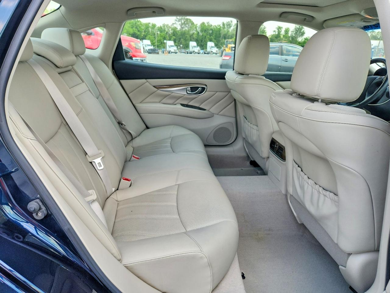 2015 INFINITI Q70L 3.7 photo 10